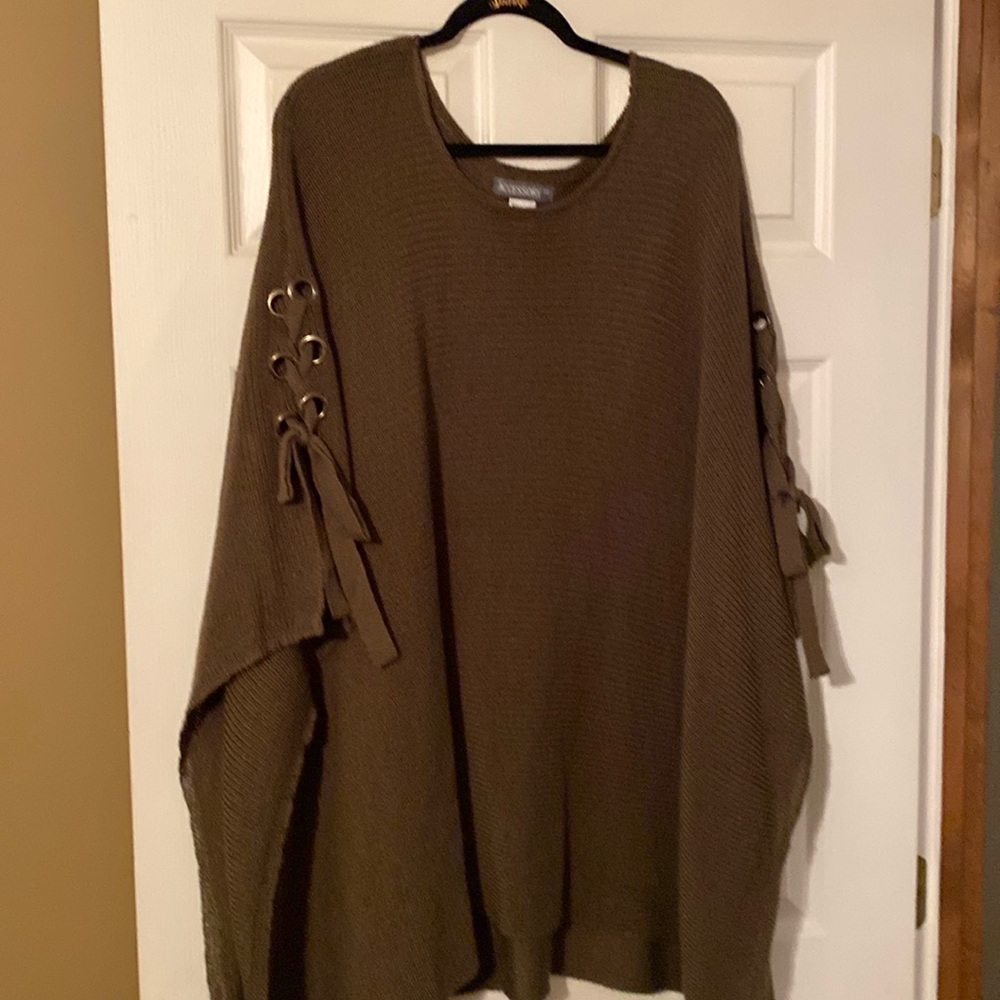 Accessory St. Mossy Green Topper. Has cute details on each side (see pics).